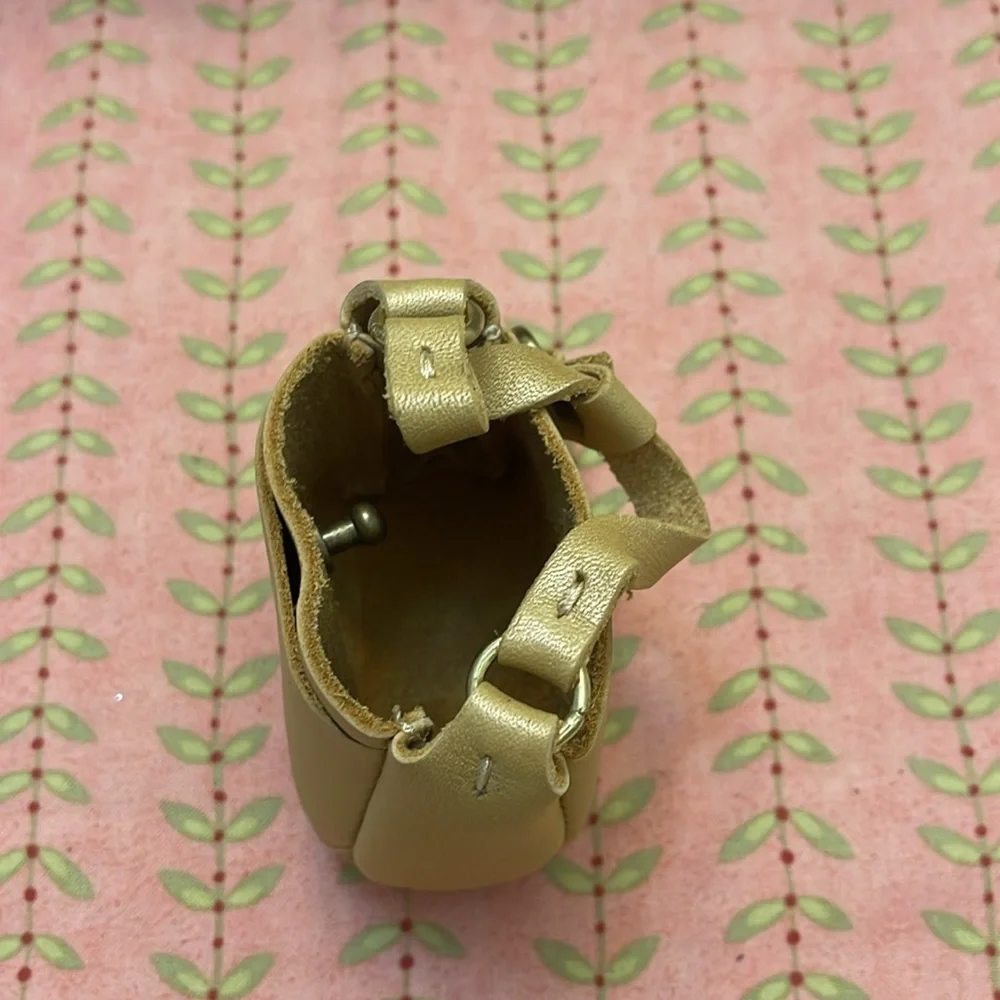 Portland Leather Teeny Tiny Triangle Keychain CHAMPAGNE - Picture 5 of 8